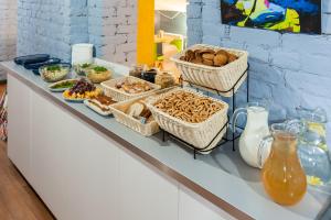 圣彼得堡Petrovskiy Art Loft的自助餐,在柜台上提供一篮子食物