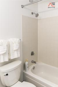 ENVITAE 2BR Vibrant High-Rise Penthouse的一间浴室