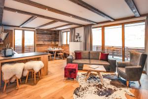 沃瑟姆阿尔伯格LUX ALP CHALET am Arlberg的客厅配有沙发和桌子