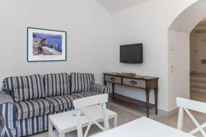 那不勒斯Loft mediterraneo的客厅配有沙发和桌子