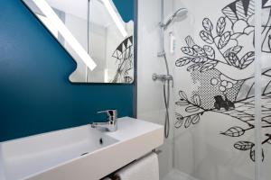科当洛里昂科当宜必思快捷酒店的一间带水槽和镜子的浴室