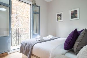 巴塞罗那The Family Host - Lost Garden Ciutadella Park的一间卧室设有一张床和一个大窗户