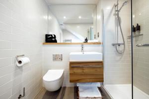 爱丁堡Wilde Aparthotels Edinburgh Grassmarket的浴室配有卫生间、盥洗盆和淋浴。