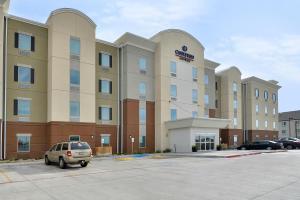 莫纳汉斯Candlewood Suites Monahans, an IHG Hotel的停车场内有停车位的酒店