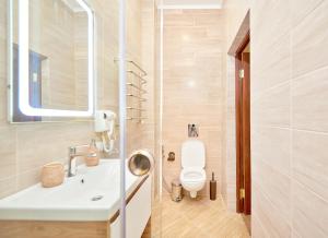 利沃夫哥萨克旅馆 的浴室配有白色卫生间和盥洗盆。