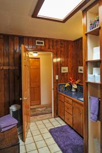 银城Heart and Wings Retreat Center的浴室设有木墙和带天窗的天花板。