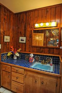 银城Heart and Wings Retreat Center的一间带水槽和镜子的浴室