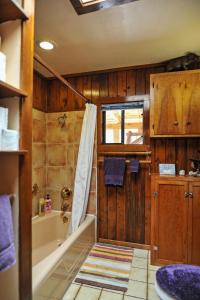 银城Heart and Wings Retreat Center的带淋浴、浴缸和盥洗盆的浴室