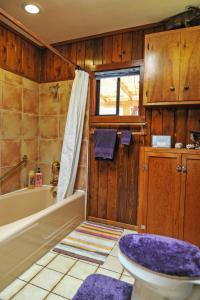 银城Heart and Wings Retreat Center的带浴缸、卫生间和盥洗盆的浴室