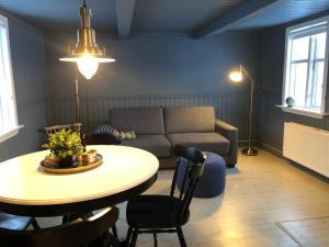 BolungarvíkThe Little House的客厅配有桌子和沙发