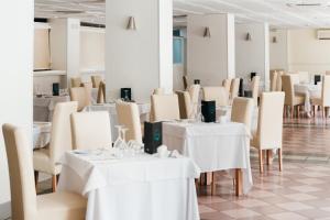 Palm Beach - Excel Hotels & Resorts餐厅或其他用餐的地方