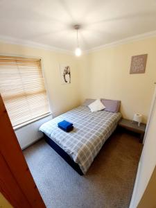切姆Chelmsford Centre House的一间小卧室,配有床和窗户