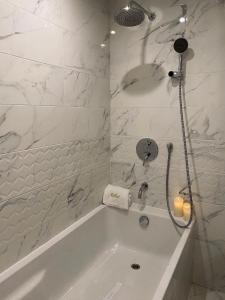 索非亚Atlantic Hotel - Free Parking的白色的浴室设有浴缸和淋浴。