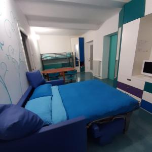 CarugoLa Corte 20 Studio Apartments的客厅配有蓝色的沙发和桌子