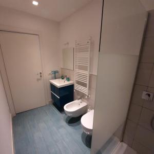CarugoLa Corte 20 Studio Apartments的浴室配有白色卫生间和盥洗盆。