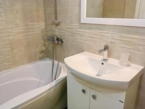 奥布佐尔Guest House Barbov的浴室配有盥洗盆、浴缸和盥洗盆