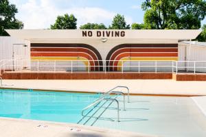 The Dive Motel and Swim Club内部或周边的泳池