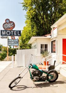 纳什维尔The Dive Motel and Swim Club的停在汽车旅馆前面的摩托车