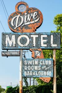 纳什维尔The Dive Motel and Swim Club的蓝色刺激器的旧标志,带餐厅标志