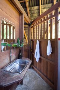 努基La Kuka Hotel - Nuquí的小屋内带水槽的浴室