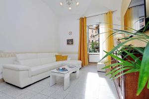 罗马GEMMA DOMUS的客厅配有白色的沙发和桌子