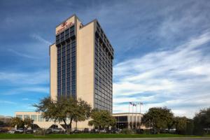 达拉斯Crowne Plaza Dallas Love Field - Med Area, an IHG Hotel的一座高大的建筑,上面有标志