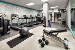 Crowne Plaza Dallas Love Field - Med Area, an IHG Hotel的健身中心和/或健身设施