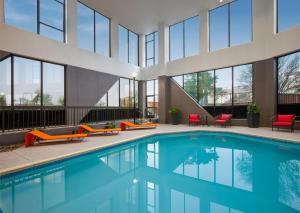 达拉斯Crowne Plaza Dallas Love Field - Med Area, an IHG Hotel的一座带窗户的建筑中的游泳池