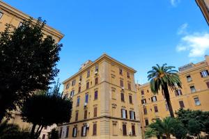 罗马GEMMA DOMUS的一座大建筑,前面有棕榈树