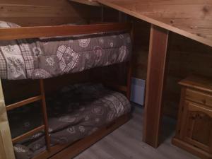 Crévouxla grange的小木屋内的双层床,客房内配有双层床