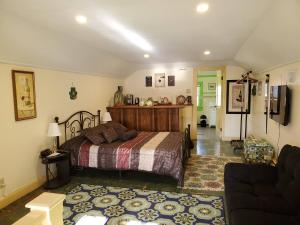 波士顿娜塔莉之屋酒店的一间卧室设有一张床和一间客厅。