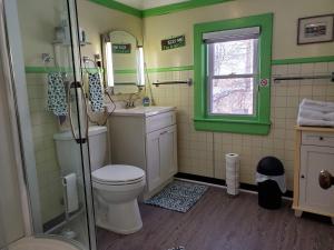 波士顿娜塔莉之屋酒店的一间带卫生间、水槽和窗户的浴室