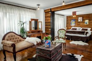 蓬塔阿雷纳斯拉耶瓜洛卡精品酒店的一间卧室配有一张床、一张沙发和一张桌子