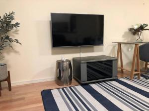悉尼Escape to Strathfield for 8 guests的客厅的墙上配有平面电视。