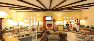 乌姆苏克Djerba Resort- Families and Couples Only的带沙发和沙发的大型客厅