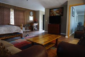 南太浩湖A&A Lake Tahoe Inn的客厅配有床和木桌
