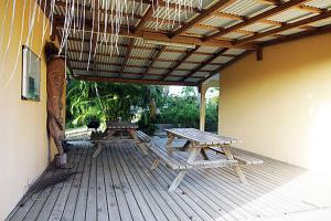 圣安尼BALAGA ocarina的木甲板上设有野餐桌和屋顶