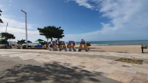 福塔莱萨APTO LUXO EM HOTEL - BEIRA MAR FORTALEZA的一组椅子坐在海滩上