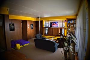 瓦尔迪维亚Kapai Hostel的带沙发和电视的客厅
