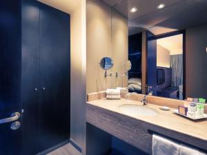 圣地亚哥圣地亚哥中心美居酒店的一间带水槽和大镜子的浴室