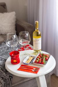 伊斯坦布尔Sadaret Hotel&Suites Istanbul -Best Group Hotels的一张带一瓶葡萄酒和酒杯的白桌