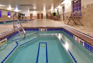 苏福尔斯苏瀑帝国商场驻桥套房假日酒店的游泳池,位于带游泳池的建筑内