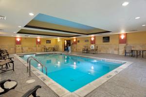 赫斯特DFW西赫斯特快捷假日&套房酒店的在酒店房间的一个大型游泳池