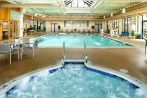 威克斯巴勒威尔克斯巴里假日酒店的一座配有桌椅的酒店游泳池