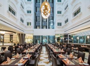 Sunday Hotel Holiday international Dubai餐厅或其他用餐的地方