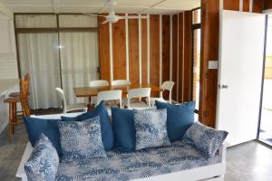 波因特卢考特Alicante的客厅配有带蓝色枕头的沙发