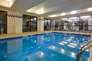 卡尔施塔特梅多兰兹地区智选假日酒店的大楼内一个蓝色的大型游泳池