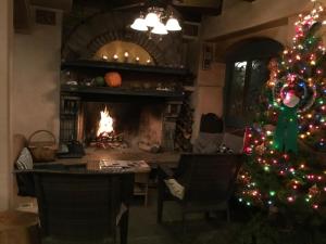 圣地亚哥艺术家旅馆的带壁炉的客厅里的圣诞树