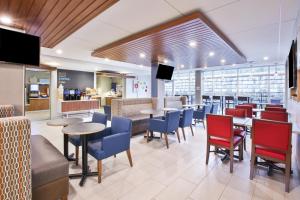 Holiday Inn Express & Suites Grand Rapids Airport North, an IHG Hotel餐厅或其他用餐的地方