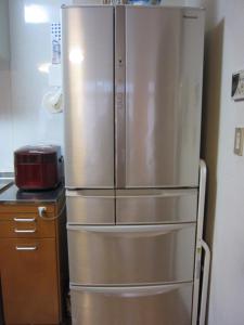京都Kyo-no-sato 京の里的厨房里有一个大型不锈钢冰箱